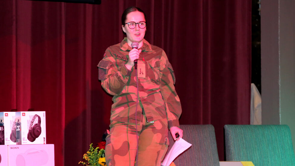 Thea Isabell Haugseth holdt innlegg på næringskonferansen om det å avtjene førstegangstjenesten i Forsvaret, nen samtidig ta lærlingetiden der.
 Foto: Jon Henrik Larsen