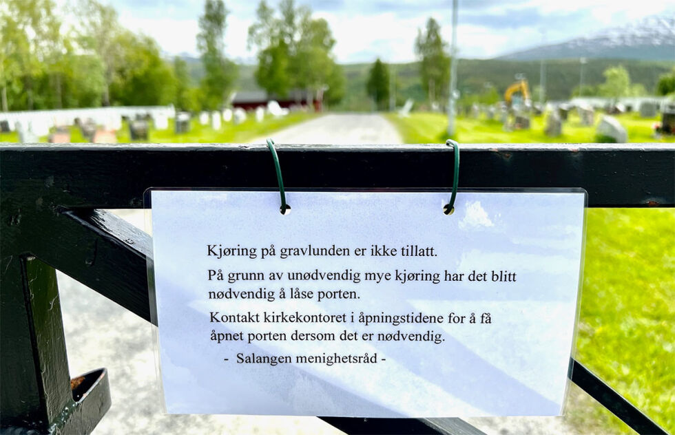 Dette skiltet er satt opp på porten inn til kirkegården av Salangen menighetsråd. Det har skapt stort sinne blant folk. FOTO: JON HENRIK LARSEN