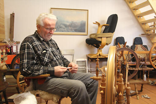 Ossian Kidholm har over 35 års erfaring med å spinne ull. Nå er han i Salangen for å holde kurs i spinning og garnproduksjon. FOTO: KNUT-ARILD JOHANSEN.