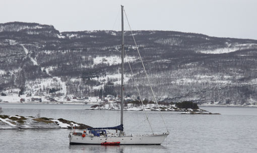 Den mystiske seilbåten i Dalen, er eid av Olivier Pitras og selskapet 69Nord. FOTO: ESPEN BLESS STENBERG/NYTTINORD.NO