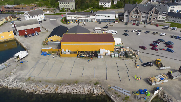 Her rigges festivalområdet bak om Felleskjøpet på Sjøvegan. Her kommer det et stort telt som skal inneholde scene og publikumsområde. FOTO: JON HENRIK LARSEN
