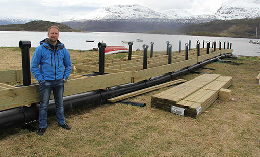 Tommy Eriksen gleder seg til å kunne ta båten sin over til Sjøvegan i stedet for å ta bilen. FOTO: PER ASBJØRN GUNDERSEN