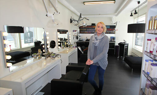 Lena Lilleng er en kreativ frisør som har omtanke for mange, blant annet de som er rammet av kreft. FOTO: HERLEIF KRISTOFFERSEN
