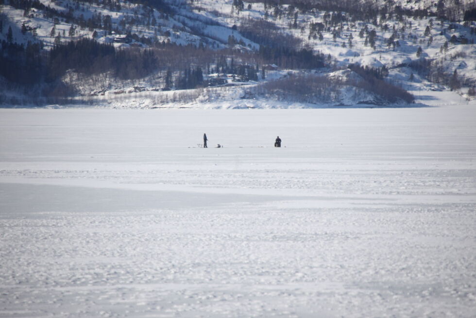 Både søndag og mandag var det folk ute og fisket på isen på Sagfjorden.
 Foto: Jon Henrik Larsen