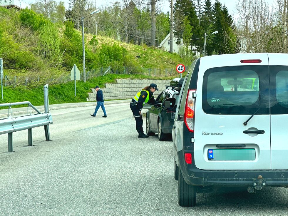 To kvinnelige politibetjenter fra Troms Politidistrikt avholdt promillekontroll på Sjøvegan 2.pinsedag formiddag.
 Foto: Jon Henrik Larsen