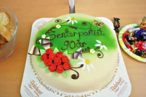 På biidet: Senterpartiet hadde fått laget en 90 års bursdagskake, i forbindelse med jubileumet i partiet. FOTO: JON HENRIK LARSEN