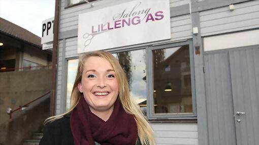Lena Lilleng Solvang er utrolig takknemlig og glad for mottakelsen hun har fått fra kunder, etter at hun startet opp frisørsalongen på Sjøvegan før juletider. FOTO: JON HENRIK LARSEN