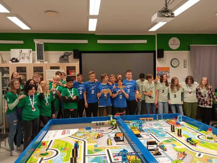 I helga deltok 8. klasse ved Ibestad skole i Harstad i den regionale finalen i Harstad i FIRST LEGO League - verdens største teknologi- og kunnskapskonkurranse for barn og unge mellom fire og 16 år. Det var rundt 350 lag og tusenvis av barn og unge som deltok i regionale finaler over hele Norge. FOTO: PRIVAT