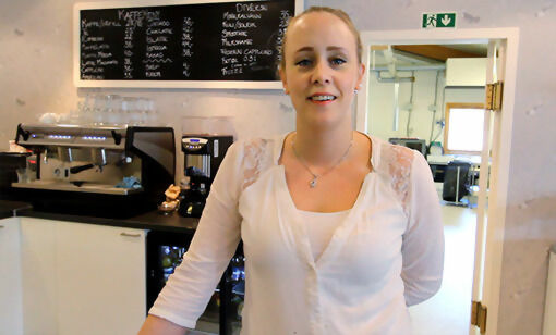 Vibeke Nilsen angrer ikke på å ha startet en egen kafé i Dyrøy. FOTO: PER ASBJØRN GUNDERSEN