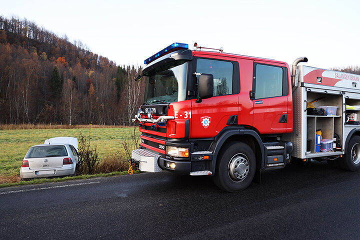 Føreren av denne Volkswagen Golf ble tatt hånd om av ambulansepersonell, og kjørt til legekontoret på Sjøvegan. FOTO: JON HENRIK LARSEN
