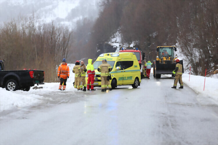 Personell fra ambulanse, politi og brannvesen stengte veien ved Løksa- krysset tirsdag formiddag etter raset. FOTO: JON HENRIK LARSEN