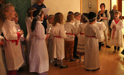 23 barn fra Vasshaug barnehage sang fremfor de eldre på sykehjemmet. FOTO: JON HENRIK LARSEN