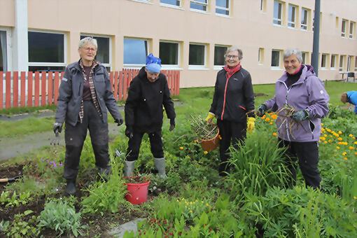 Blomsterpiker: (f.v.) Gunnvor Gjertsen, Inger Evevnsen, Karin Hauglid Sakariasen, og Torhild Aglen. FOTO: KNUT-ARILD JOHANSEN