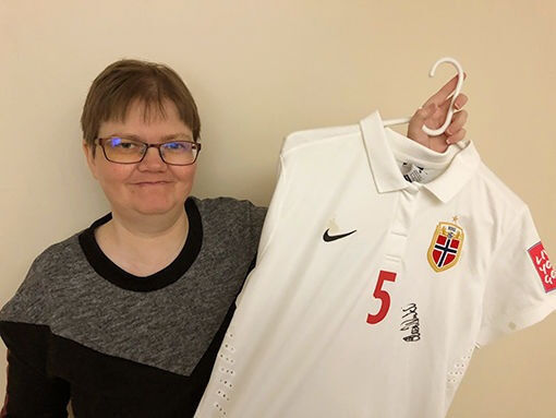 Drakten som Bente Synnøve Norbakken viser fram har blitt brukt av Lisa-Marie Karlseng Utland under et fotball verdensmesterskap.
 Foto: Jon Henrik Larsen
