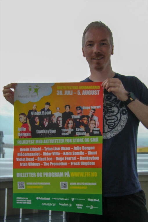 Her viser Tord Magnussen (på bildet) fram plakaten til Finnsnes i Fest 2018. FOTO: SANDER JOHANNES KARLSEN