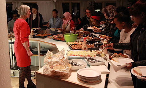 Det ble servert både rundstykker, pizza og kaker og mat fra ulike land, på den internasjonale kvelden. FOTO PER ASBJØRN GUNDERSEN