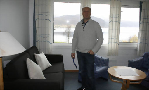 Tor Lyngmo viser frem et av de nyoppussede rommene. FOTO: WENCHE KANSTAD