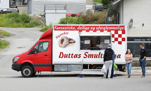 Salgsvogn nummer to til Duttas smultringer har blitt frastjålet sitt registreringsnummer i løpet av natt til fredag på Sjøvegan. FOTO: JON HENRIK LARSEN