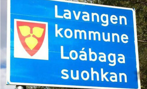 Her er det nye kommuneskitlet til Lavangen kommune, også på samisk. FOTO:  ÅSE JOHNSEN LAVVA