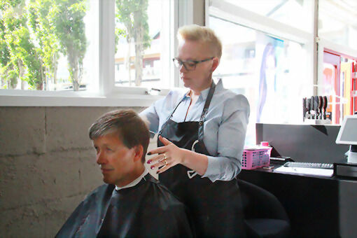 Daglig leder ved Luggen Salong AS, Eli Duda forteller at det går bra med den nye salongen på Sjøvegan. FOTO: KNUT-ARILD JOHANSEN.
