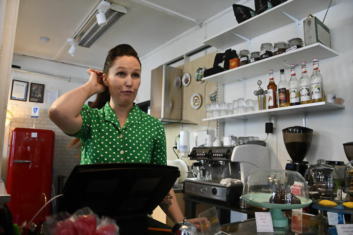 FORNØYD: Eier og daglig leder av kafèen Kåre, Dina Bay, er fornøyd med nye lokaler. FOTO: TORBJØRN KOSMO