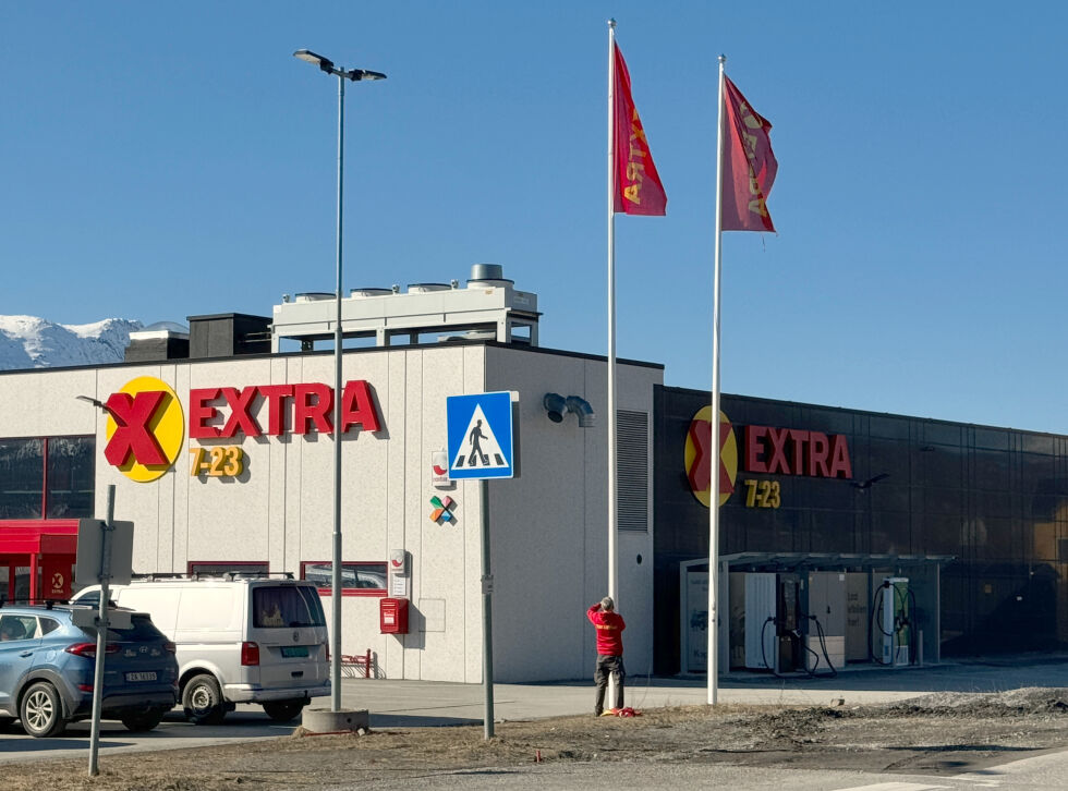 Assisterende butikksjef ved Extra Sjøvegan, Ove Gundersen foretok jobben med å skifte ut og heise to nye Extra- flagg utenfor butikken på Sjøvegan.
 Foto: Jon Henrik Larsen