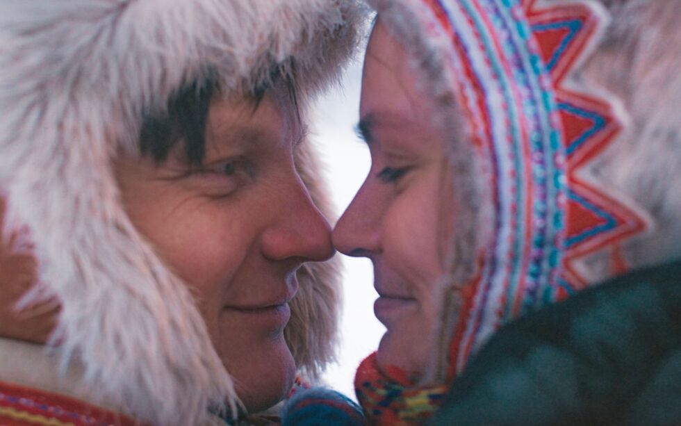 Risten Anine Kvernmo Gaup spiller kunstneren Lena og Nils Ailu Kemi har rollen som reindriftsutøveren Máhtte i det samiske kjærlighetsdramaet "Eallogierdu - Tundraens voktere", som får februarpremiere.
 Foto: Norsk Film Distribusjon / Handout/NTB