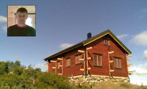 På bildet: Sogndalingen Sigurd Gurvin (innerfelt) er strålende fornøyd med hytteproduktet fra Salangen.