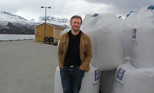 Frode Hansen viser at det er fullt mulig å få levert varer over Lundkaia på Sjøvegan. FOTO: PER ASBJØRN GUNDERSEN
