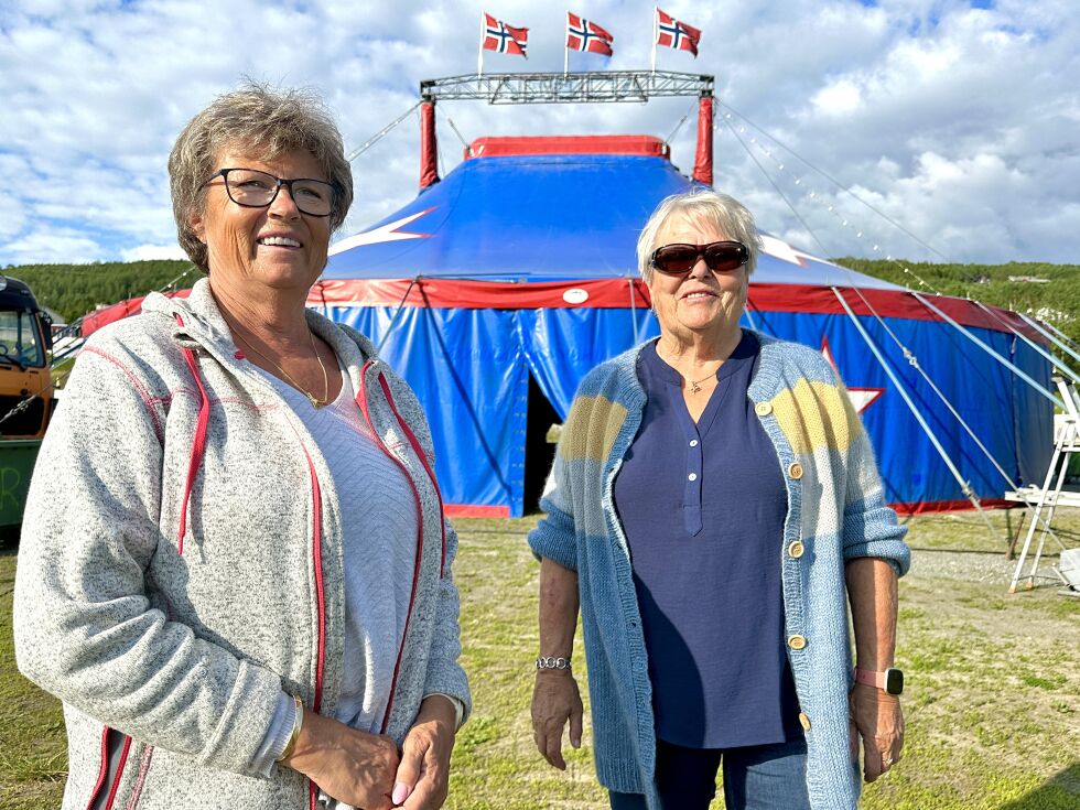 Thyra Dahl (t.v) og Tora Madsen (t.h) er begge klare for sirkusopplevelse på Sjøvegan tirsdag kveld.
Foto: Jon Henrik Larsen