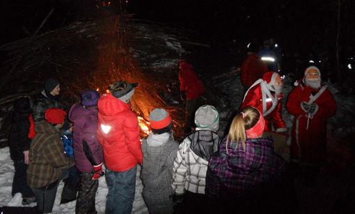 I dag er årets mørkeste dag, og i tradisjon tro inviterer Lavangen Fjellvandrerlag til en stemningsfull tur til Bjørnehuken bak Soløy. Temperaturen ser lovende ut, og det nærmer seg fullmåne. I tillegg ryktes det at nissen vil stikke innom i løpet av kvelden.