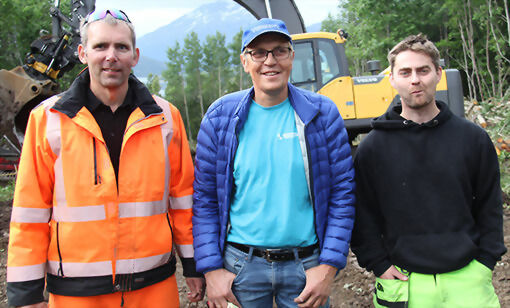 Maskinfører Rainer Høyner (t.v), Ronald Martinsen og Bjørn Løkse synes det er godt å komme i gang med arbeidet på den nye veien i Karavika. FOTO: PER ASBJØRN GUNDERSEN