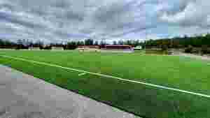 Markerer med fotballkamp og fyrverkeri