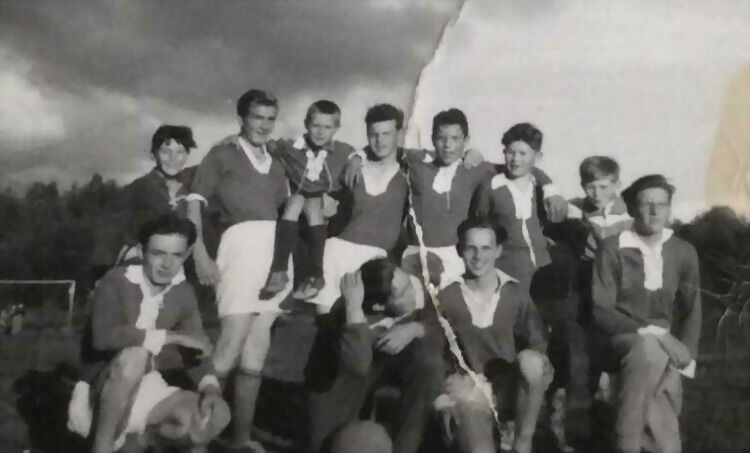 Bildet viser staute Salangen- gutter som på 1950-tallet spilte stolt for Salangens ære på fotballbanen.