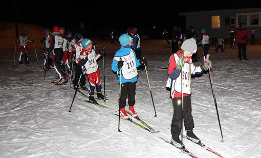 Ungene er ivrige på å starte og gjør sitt beste for å holde på varmen i skisporet. FOTO: PER ASBJØRN GUNDERSEN