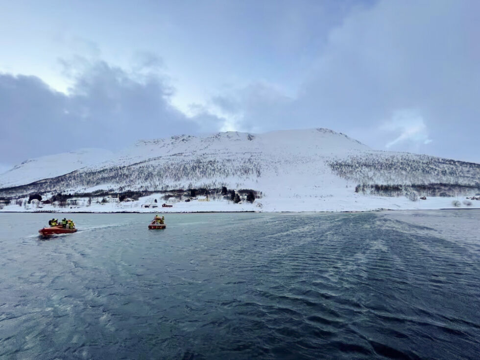 Redningsselskapet er ute i båt og hjelper til forbindelse med raset på Reinøya fredag. Her mistet to mennesker livet.
Foto: Redningsselskapet