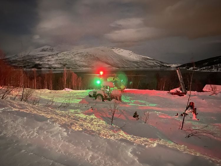 To redningshelikoptere var brukt i søket tirsdag kveld ved Skøvatnet. FOTO: JON HENRIK LARSEN