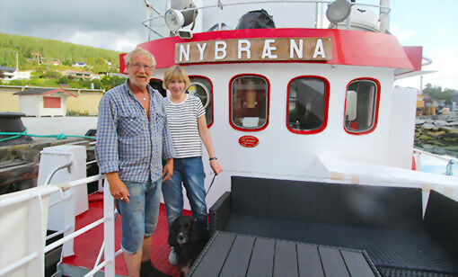 Kaptein ved båten, Svein Johnsen (t.v.) og hans kone Kari Wenche Lian brenner for båten og er veldig fornøyd med å ha gleden av å besøke masse steder og selge god hvalkjøtt fra Lofoten. FOTO: ALEKSANDER WALØR