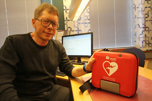 Overlege Lars Nesje forteller at dagens hjertestartere er innlagt stemme som kommer med instrukser underveis om hvordan man skal bruke den. ARKIVFOTO: PER ASBJØRN GUNDERSEN.