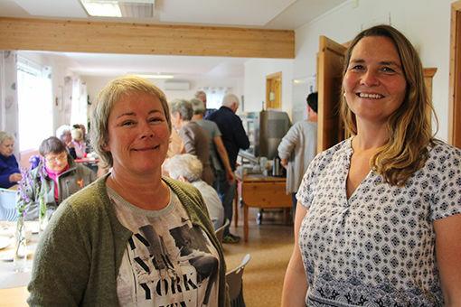 Terese Thomassen (t.v) og Anna Aglen Løkse ønsker alle velkommen til åpningen av onsdagskaffeen ved SAFA, som dobles opp som et garasjesalg med god matservering. ARKIVFOTO: KNUT-ARILD JOHANSEN