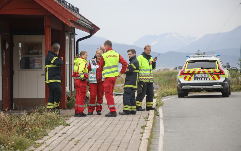 Både ambulanse, politi og brannvesen samhandler i forbindelse med hendelsen mandag på Sørrollnes.
 Foto: Jon Henrik Larsen
