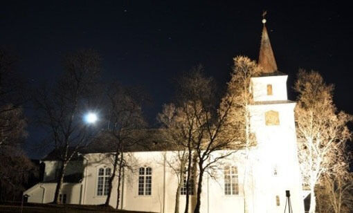 Lavangen kirke er åpnet for publikum etter hendelsen natt til fredag. Sogneprest i Lavangen tar imot folk som ønsker og prate.
 Foto: Jon Henrik Larsen