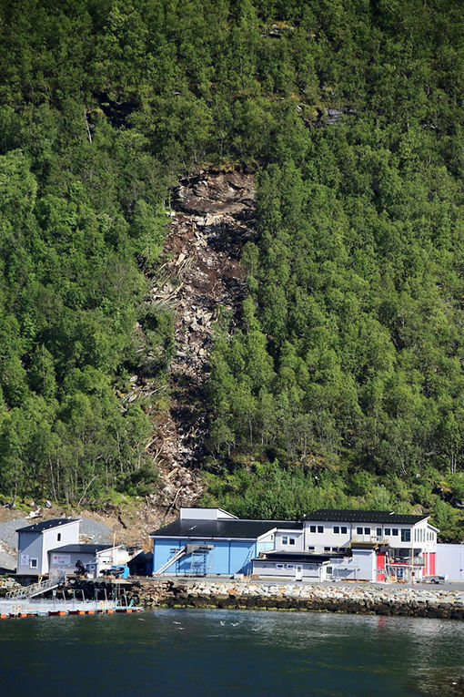 Verkstedet til Salaks i Rotvika ble skadet av jordraset som gikk natt til lørdag. FOTO: JON HENRIK LARSEN