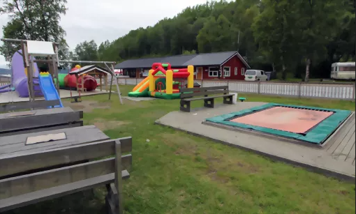 Lekeplassen i Elveund er et populært lekeområde på sommeren. Både for ungene i bygda, men også for campinggjester og andre tilreisende til Salangen.