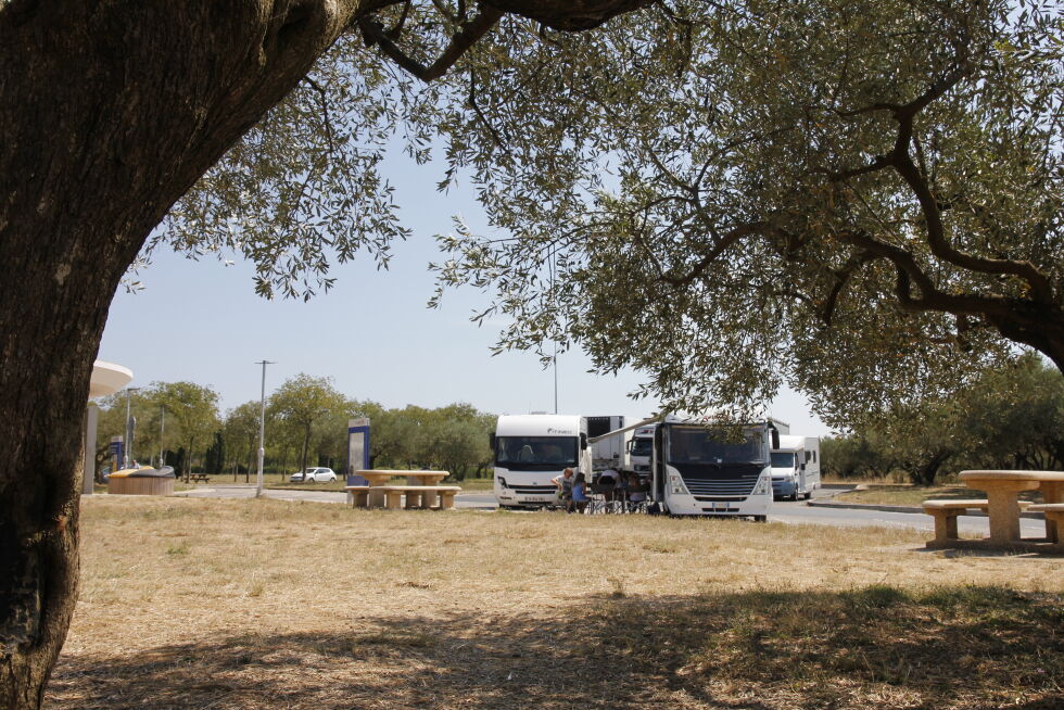 RAST: Fra en rasteplass i Frankrike en varm julidag. - To norske familier på tur i leiebobiler lager felles lunsj, forteller Tore Afdal. Foto: Tore Afdal.
Foto: NTB Tema