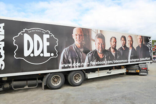 D.D.E-traileren er kommet frem til Sjøvegan med masse instrumenter og utstyr som DDE-gutta skal bruke under kveldens konsert. FOTO: JON HENRIK LARSEN