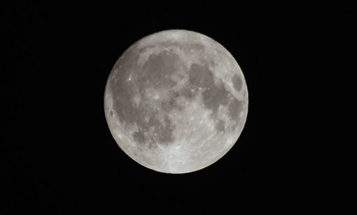 Månen var stor og veldig synlig på himmelen natt til skjærtorsdag. FOTO: JON HENRIK LARSEN