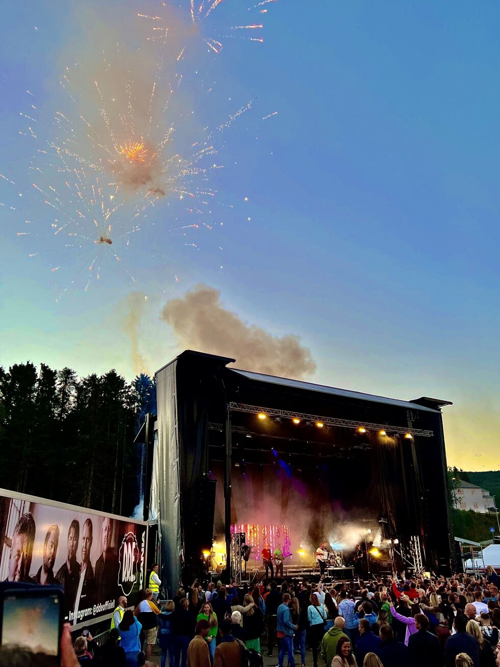 Det var både fyrverkeri og høye smell fra sirkus-konserten til D.D.E fredag på Heimlymyra.
 Foto: Jon Henrik Larsen