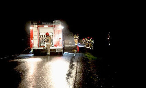 Brannvesenet rykket ut med flere personer i forbindelse med bilbrannen fredag kveld. Brannen stengte veien en periode på stedet.
 Foto: Jon Henrik Larsen