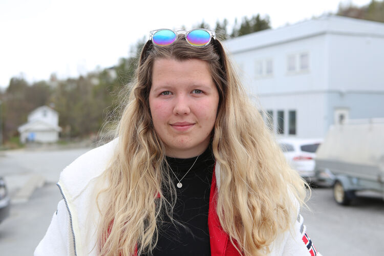 Russepresident ved Sjøvegan videregående skole, Martine Daleng mener elever her er heldigere enn andre steder i landet i forhold til eksamen. FOTO: JON HENRIK LARSEN